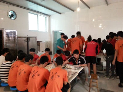 中专部组织生活实践活动—包饺子