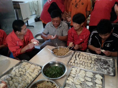 中专部组织生活实践活动—包饺子