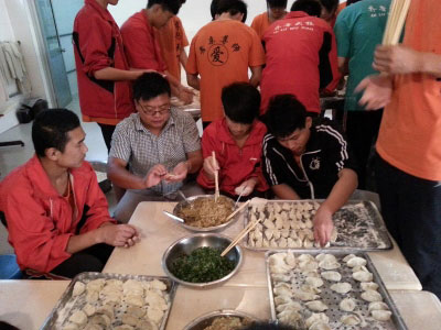 中专部组织生活实践活动—包饺子