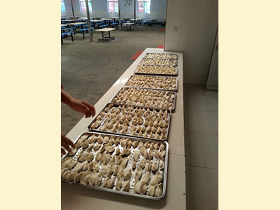 中专部组织生活实践活动—包饺子