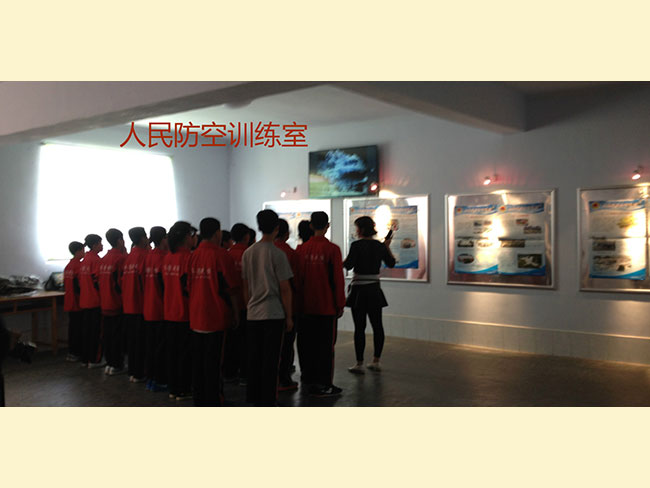 区领导亲临我校人民防空训练室进行指导