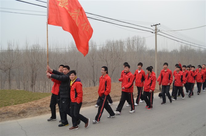 齐鲁武校2012组织学生郊游