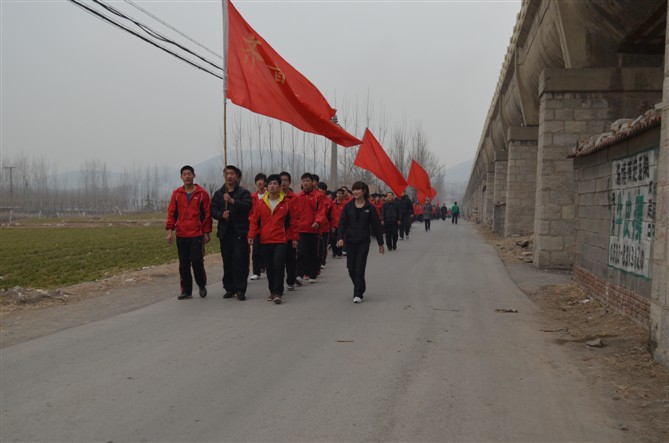 齐鲁武校2012组织学生郊游