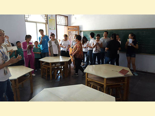 贯彻落实“高标准、严要求”，教师教室“挑毛病”