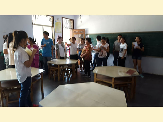 贯彻落实“高标准、严要求”，教师教室“挑毛病”