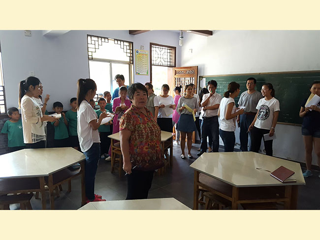 贯彻落实“高标准、严要求”，教师教室“挑毛病”