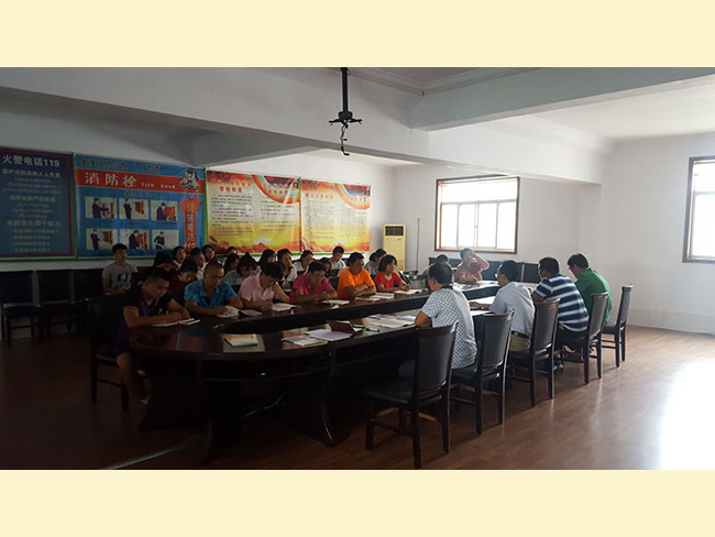 我校在开学前期进行教师培训，明确规章，制定目标，奋力前行！