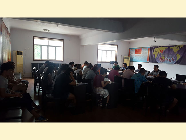 我校在开学前期进行教师培训，明确规章，制定目标，奋力前行！