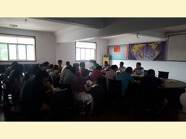 我校在开学前期进行教师培训，明确规章，制定目标，奋力前行！